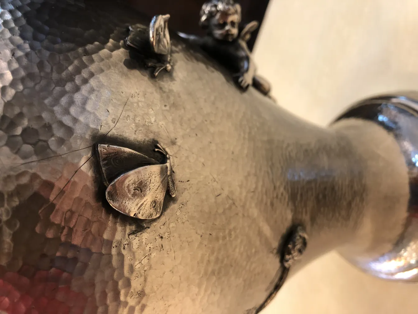 deux vases anciens décoratifs avec des détails en Art Nouveau, sur un fond subtil