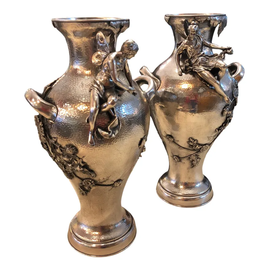 Deux vases anciens art nouveau avec figures et détails décoratifs, présentés dans un cadre élégant.