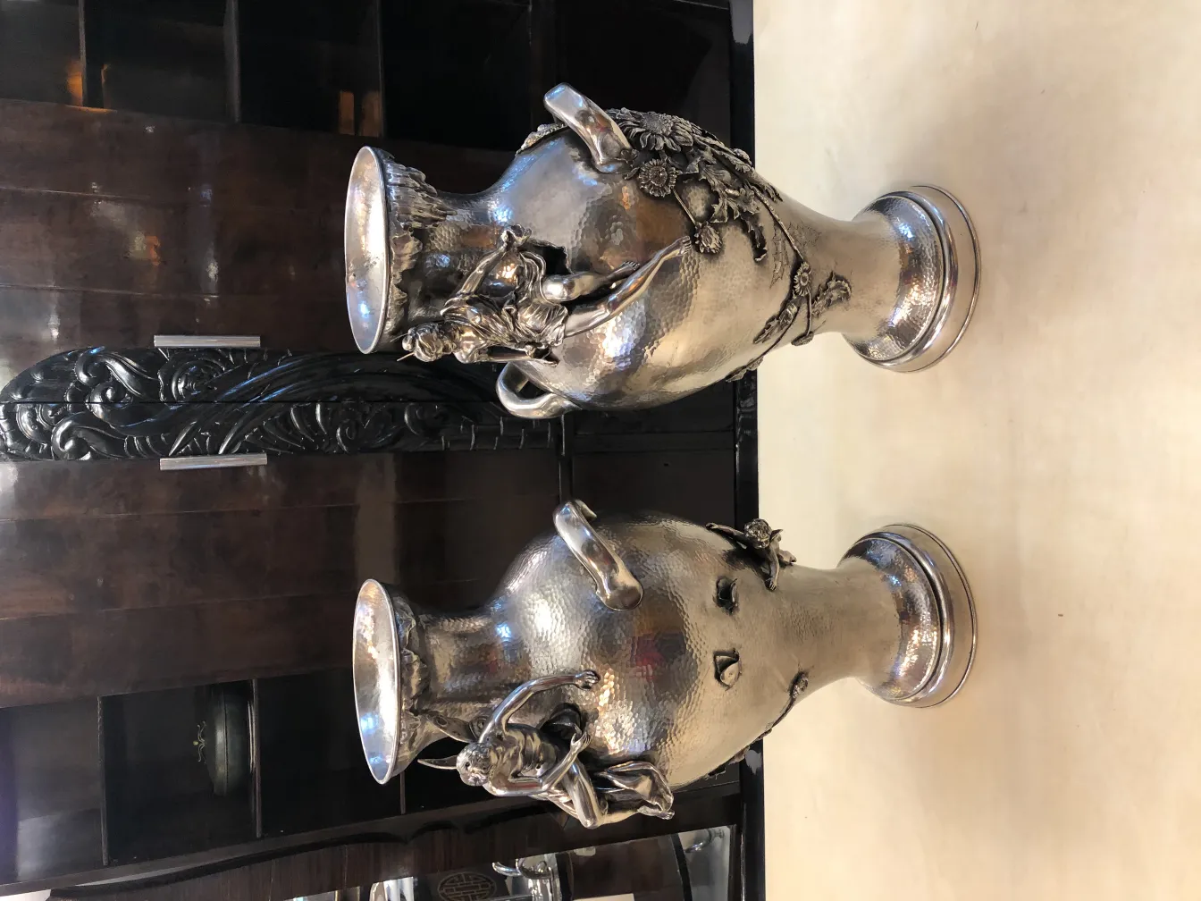 Vasi decorativi antichi in stile Art Nouveau, con design intricati e finitura lucida.