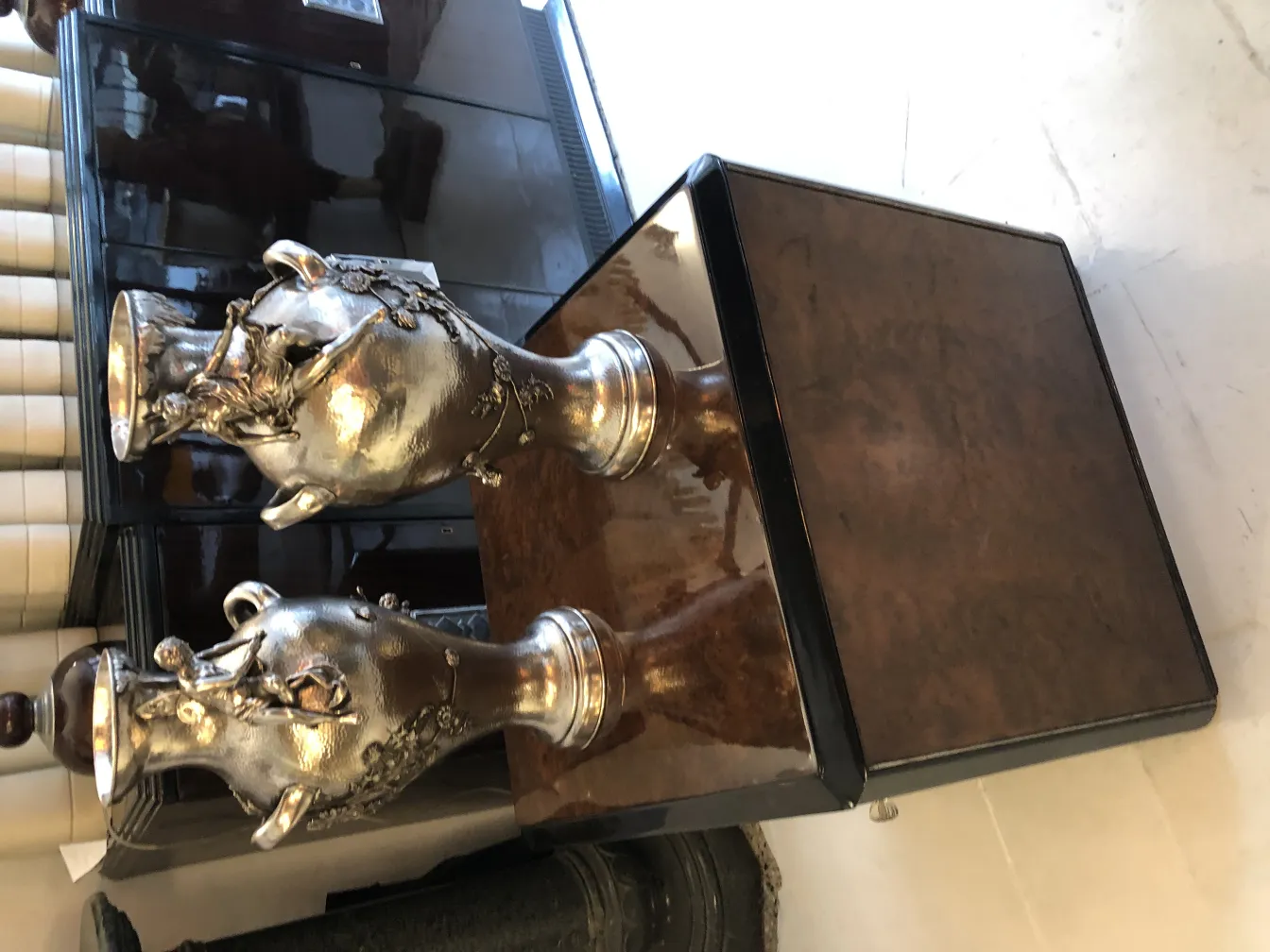 Zwei antike Vasen im Stil des art nouveau dekoriert