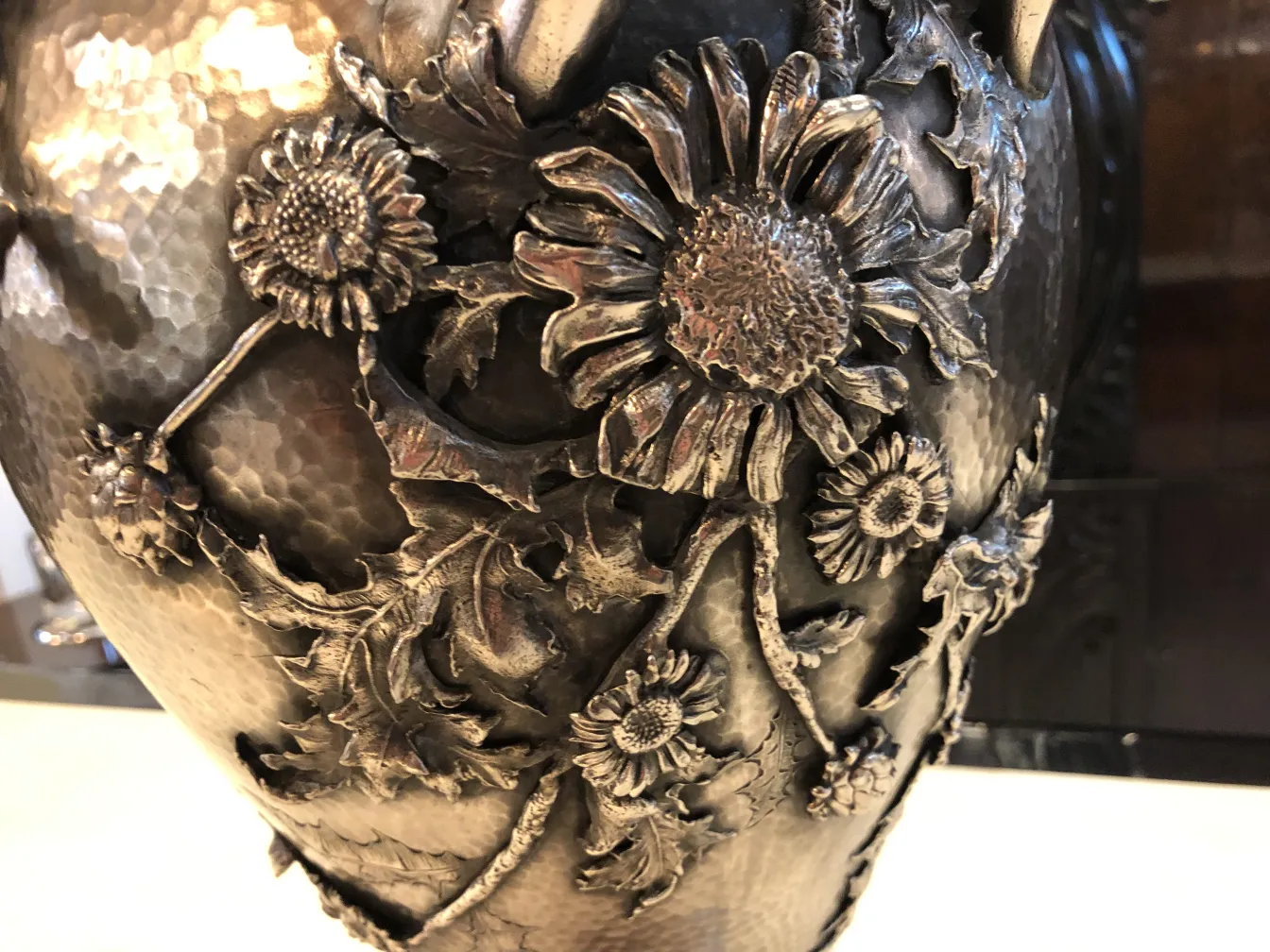 2 个古董花瓶装饰有花卉图案