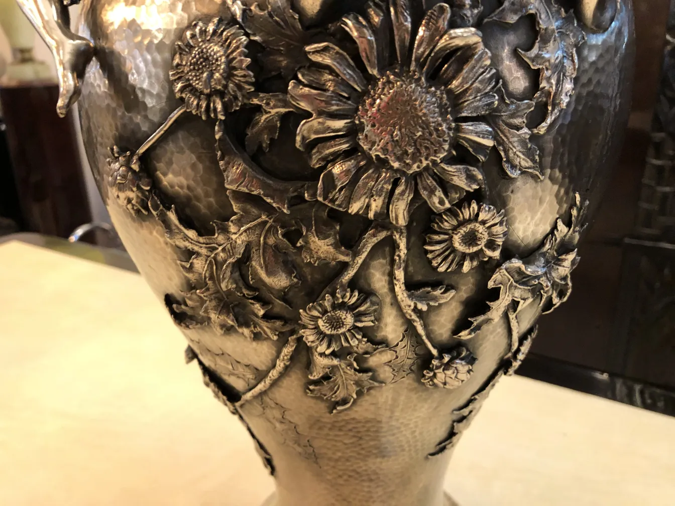 deux vases anciens ornés de reliefs floraux et de feuilles
