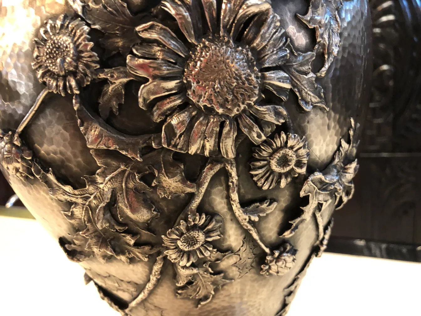 Dekorative antike Vasen mit Blumen- und Blätterrelief