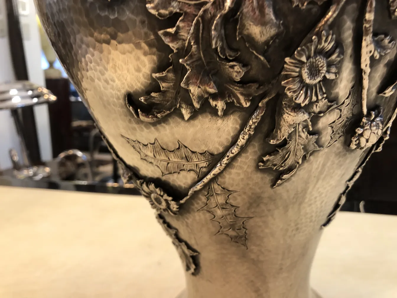 détails en style art nouveau sur 2 vases anciens