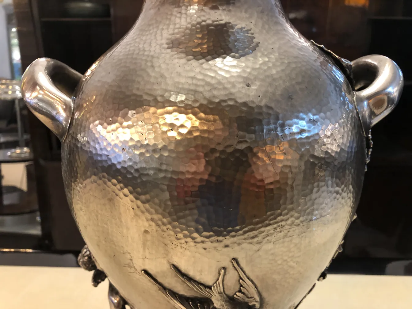 Zwei antike Art Nouveau-Vasen mit elegantem Design und einzigartigen Details