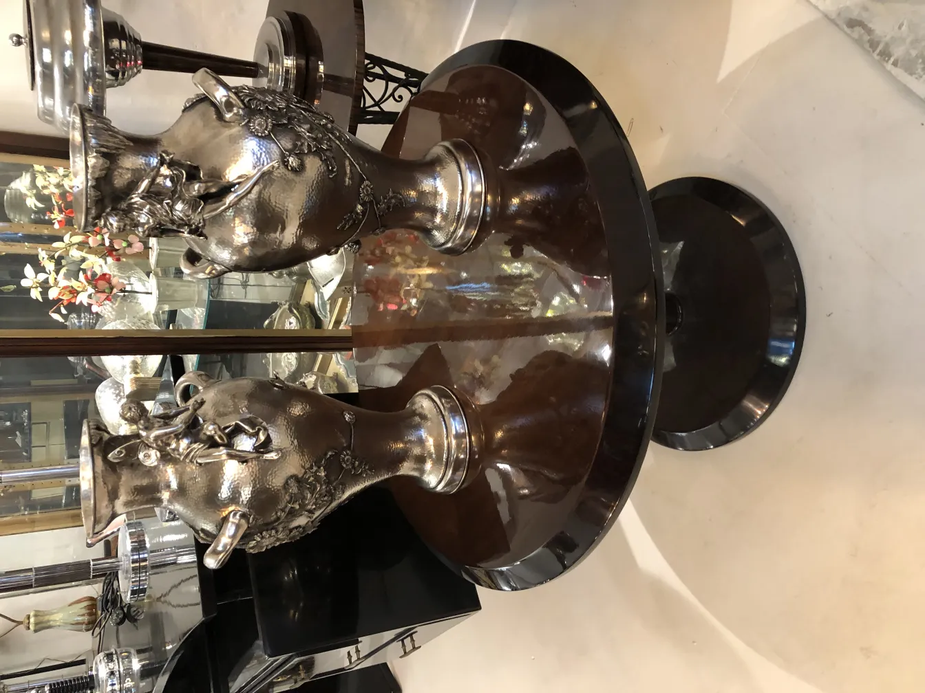 dois vasos antigos com design art nouveau em uma mesa