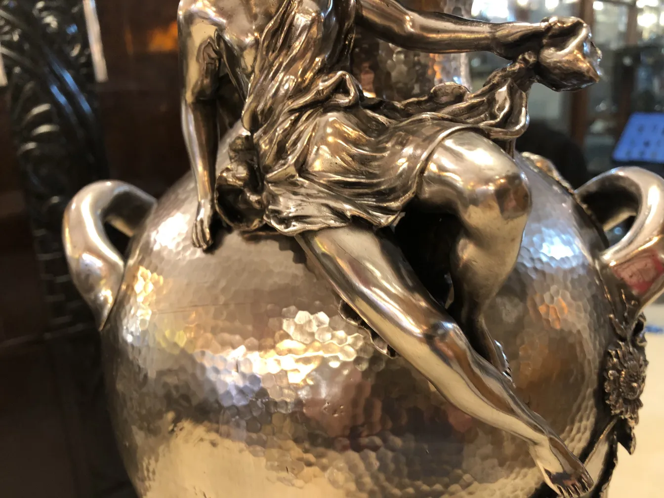 deux vases anciens avec un design art nouveau détaillé