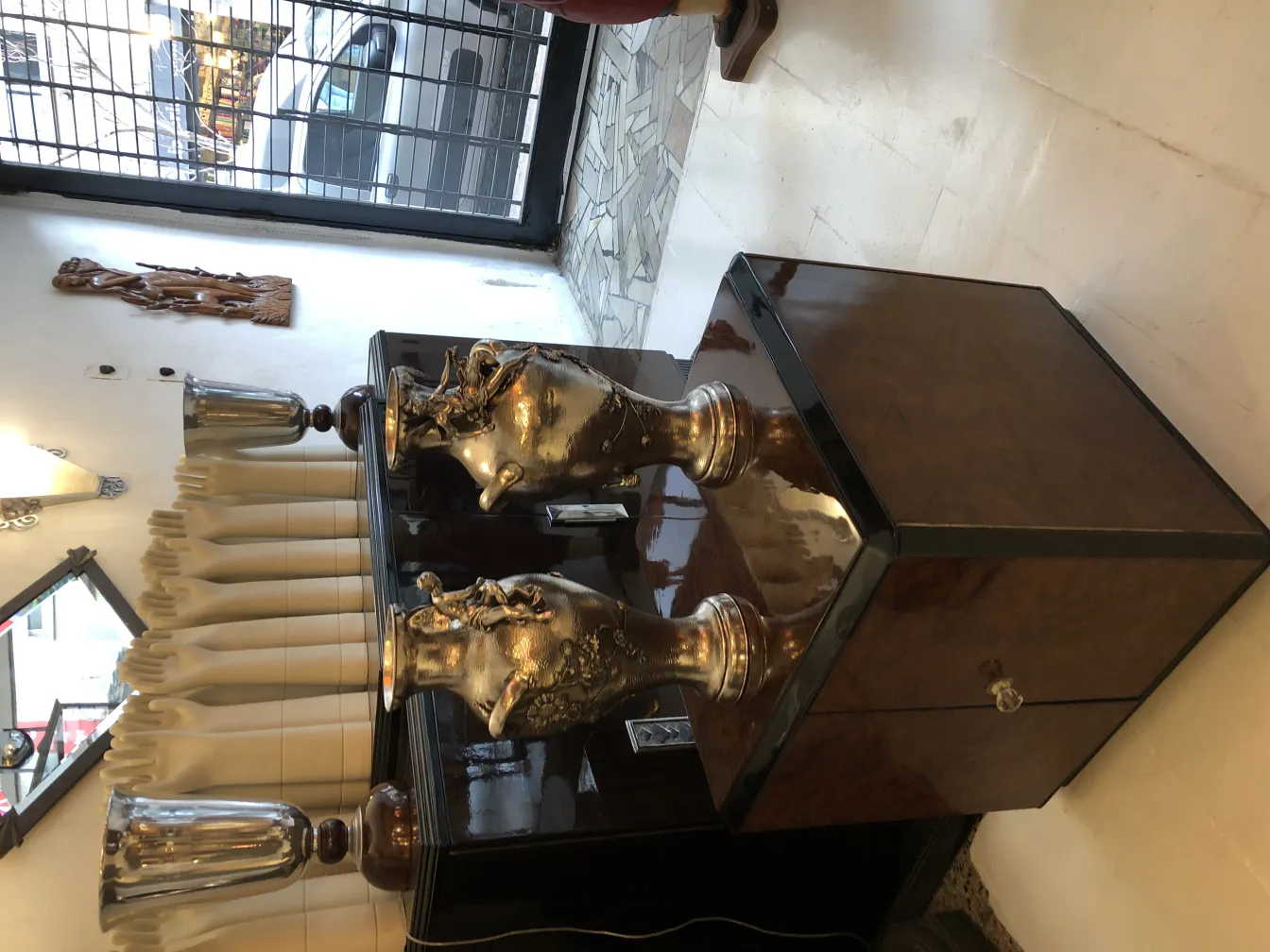 2 vasos antigos em estilo Art Nouveau, elegantemente decorados, em uma mesa preta