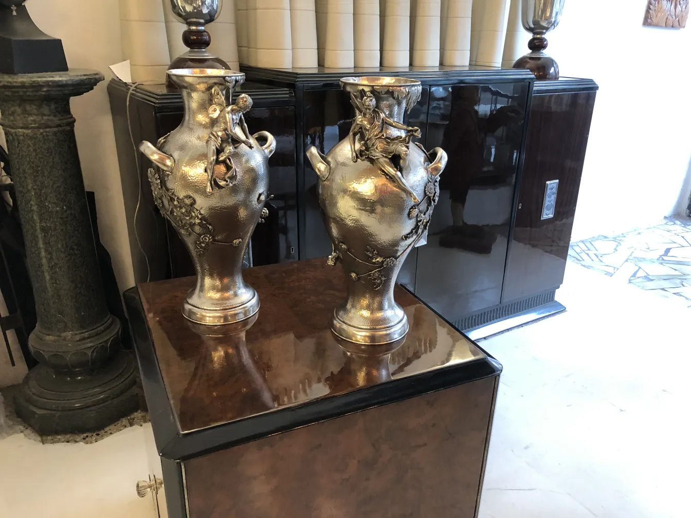 2 vases anciens art nouveau avec des détails décoratifs dans un cadre élégant