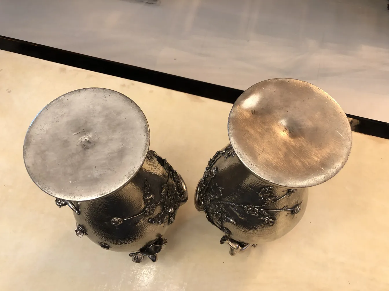 장식이 있는 두 고대 꽃병의 상단 보기