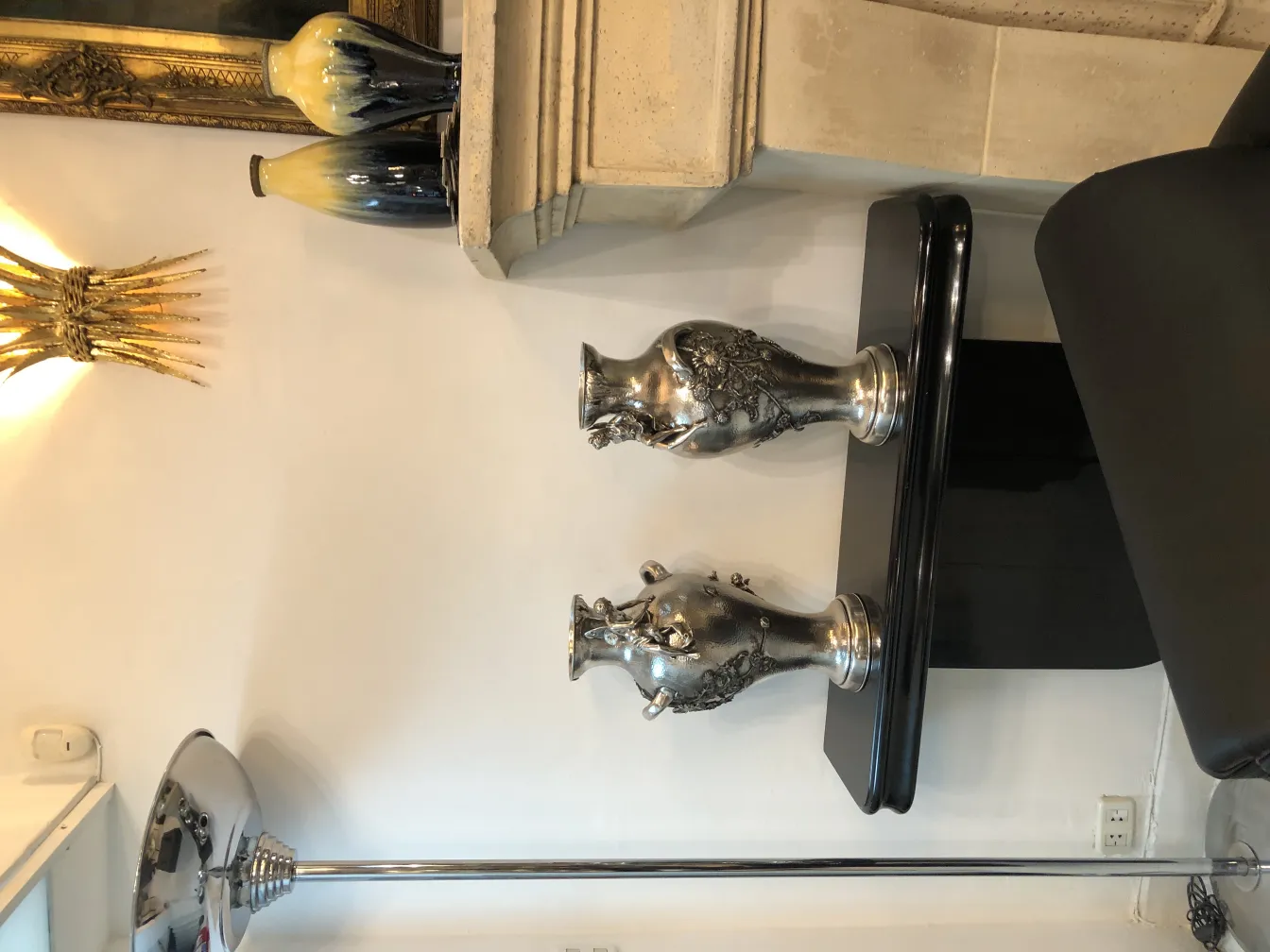 زهرية قديمة مع تفاصيل زخرفية