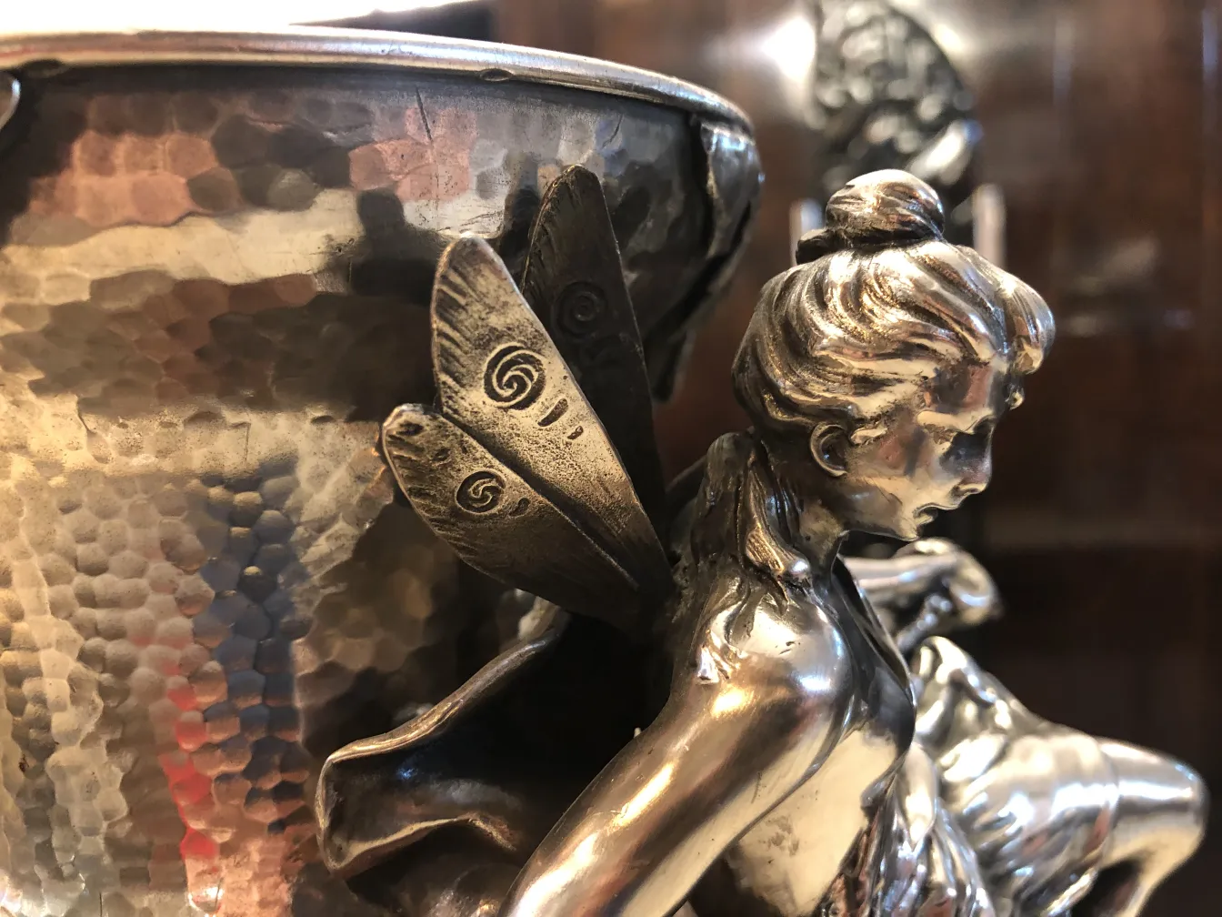 Vaso antigo com figura de fada em um ambiente clássico