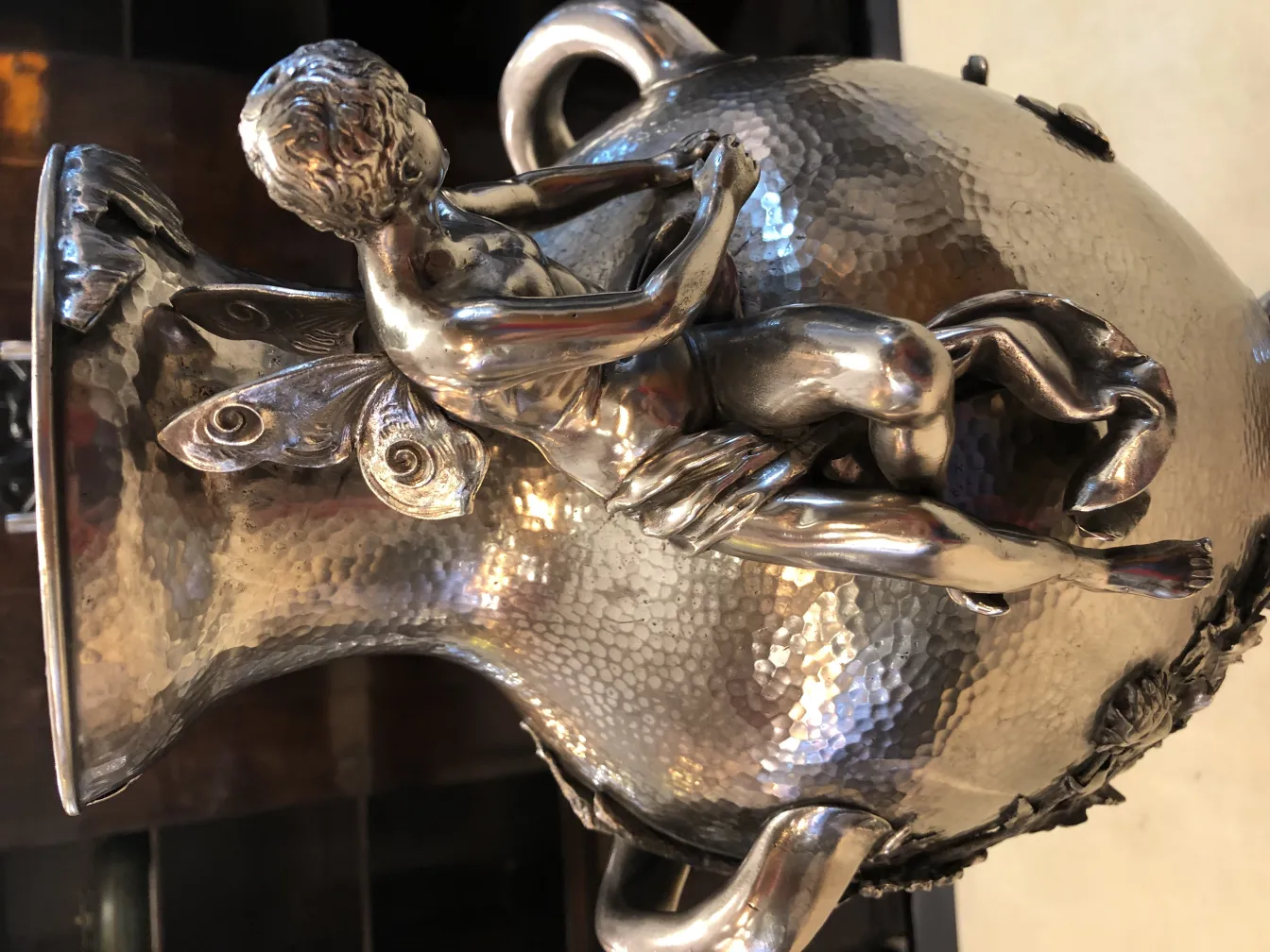 古董花瓶，带有浮雕图案和装饰细节