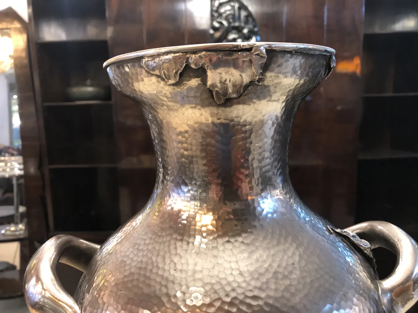 dois vasos antigos com design art nouveau, decorativos