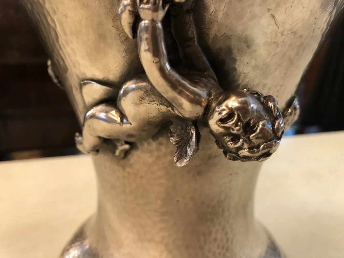 2 antike vasen mit Engel-Figuren