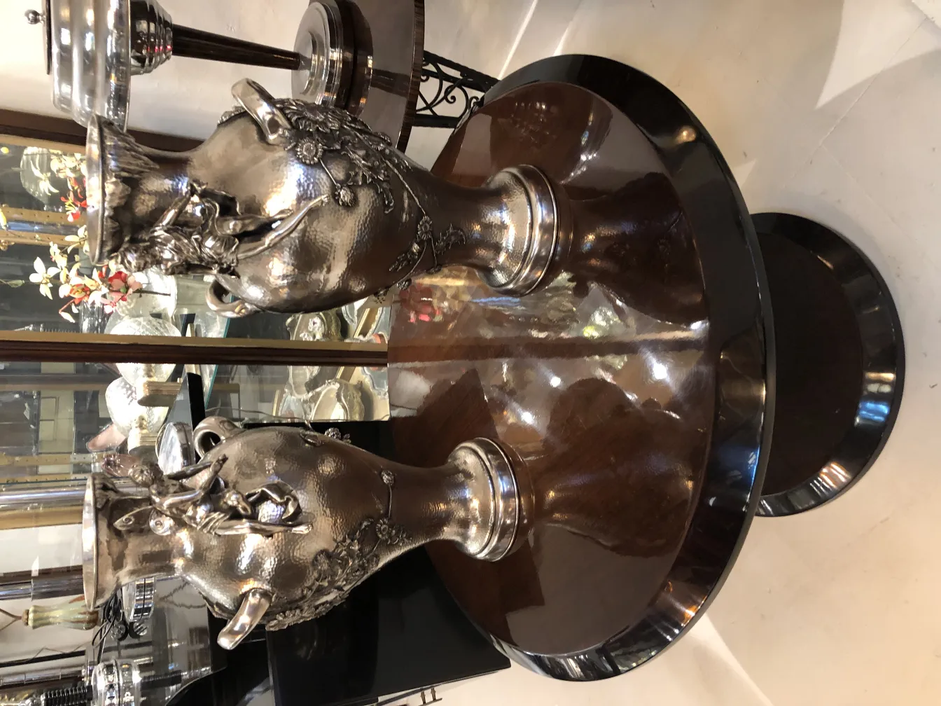 테이블 위에 있는 아르누보 세부 장식이 있는 고전 꽃병 2개