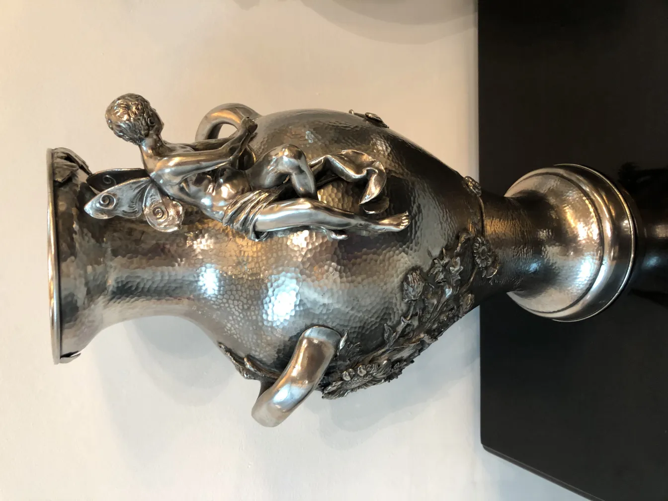 antike vase mit mythologischen figuren und blumenmuster