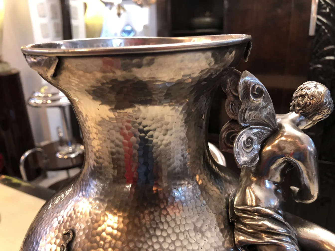 vases antiques avec des détails ornementaux uniques, cadre élégant.