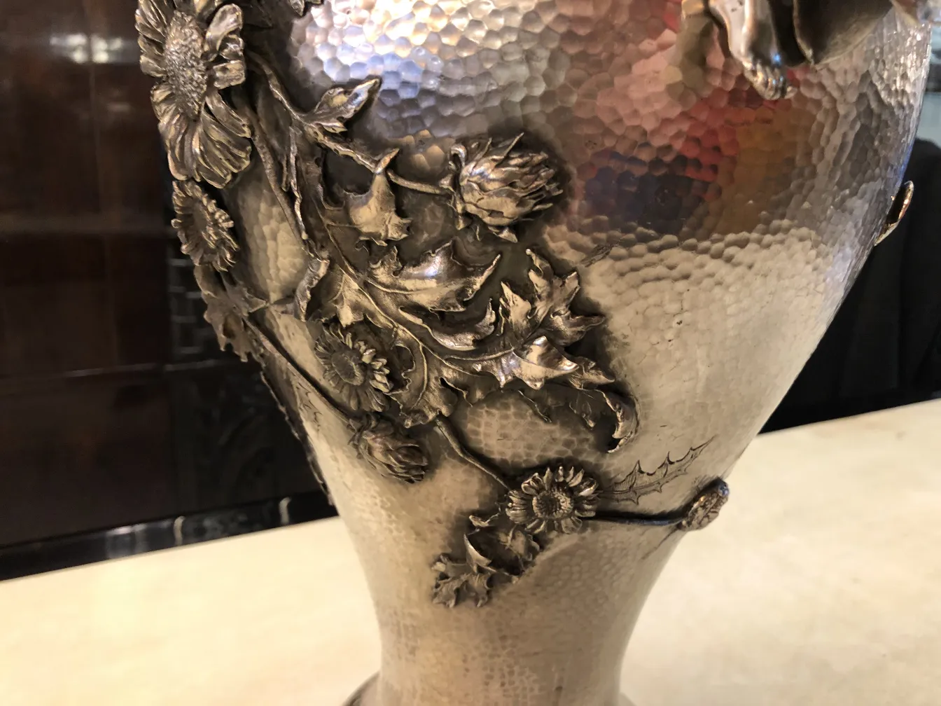 Zwei antike Vasen mit floralem Relief im Art-Nouveau-Stil.