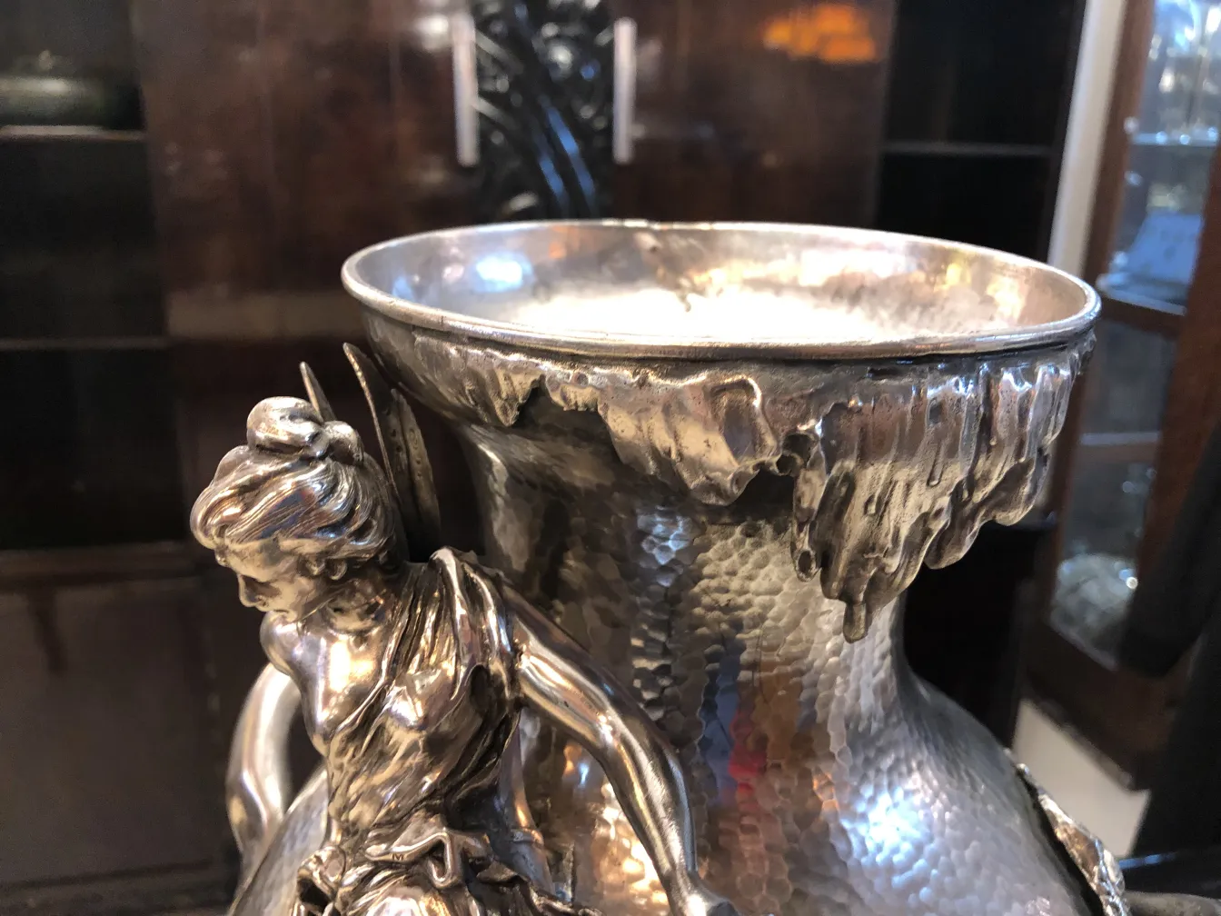 Dois vasos antigos com design elegante e detalhes art nouveau em um ambiente clássico.