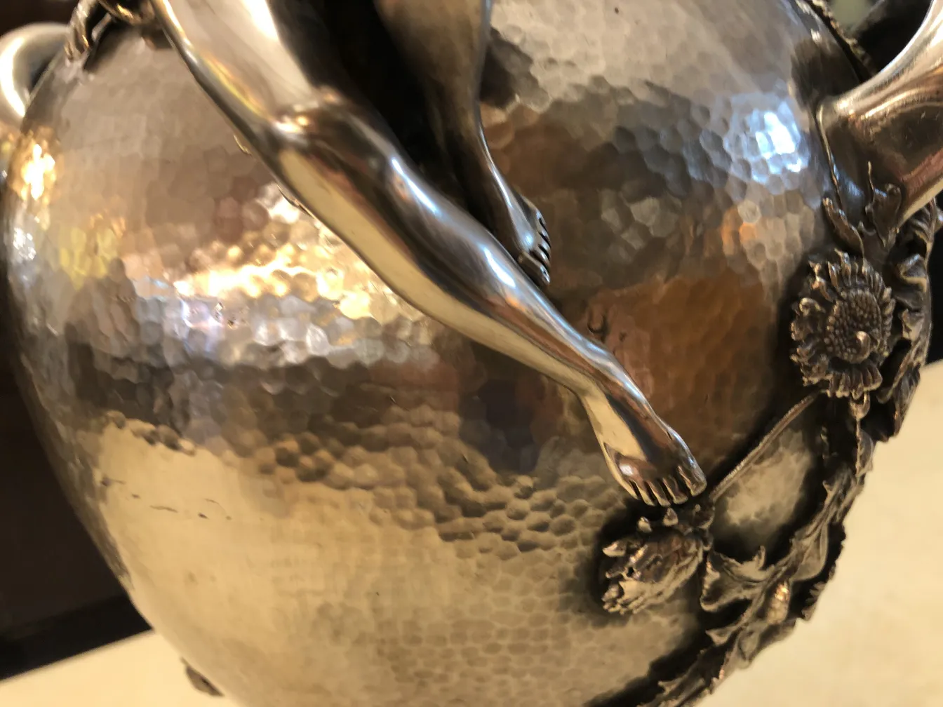 Vue latérale de deux vases anciens Art Nouveau avec des décorations florales.