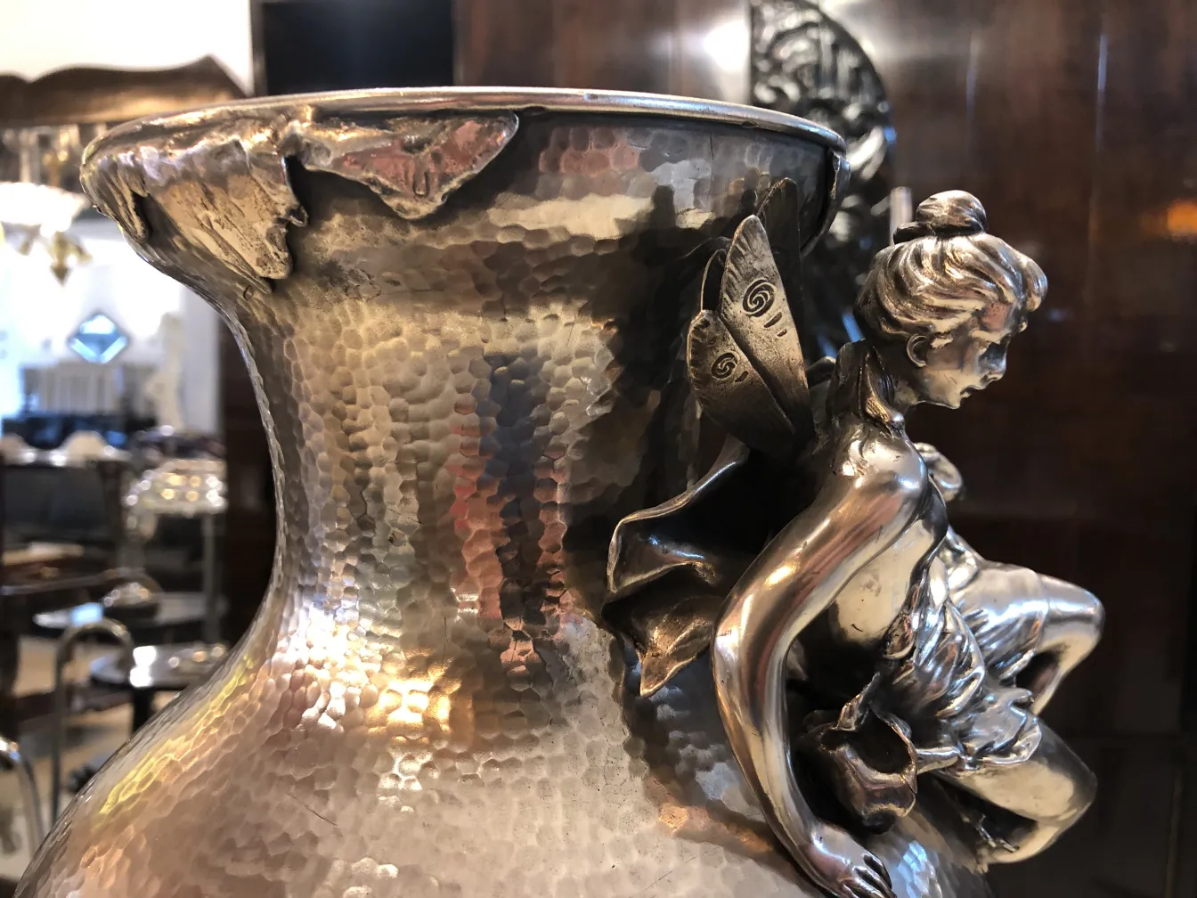 Dos floreros antiguos art nouveau con detalles decorativos