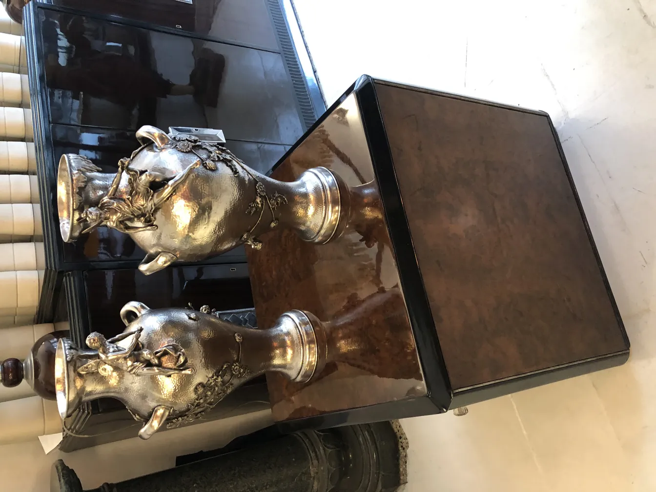 两个古董装饰花瓶艺术新潮，置于优雅环境中。