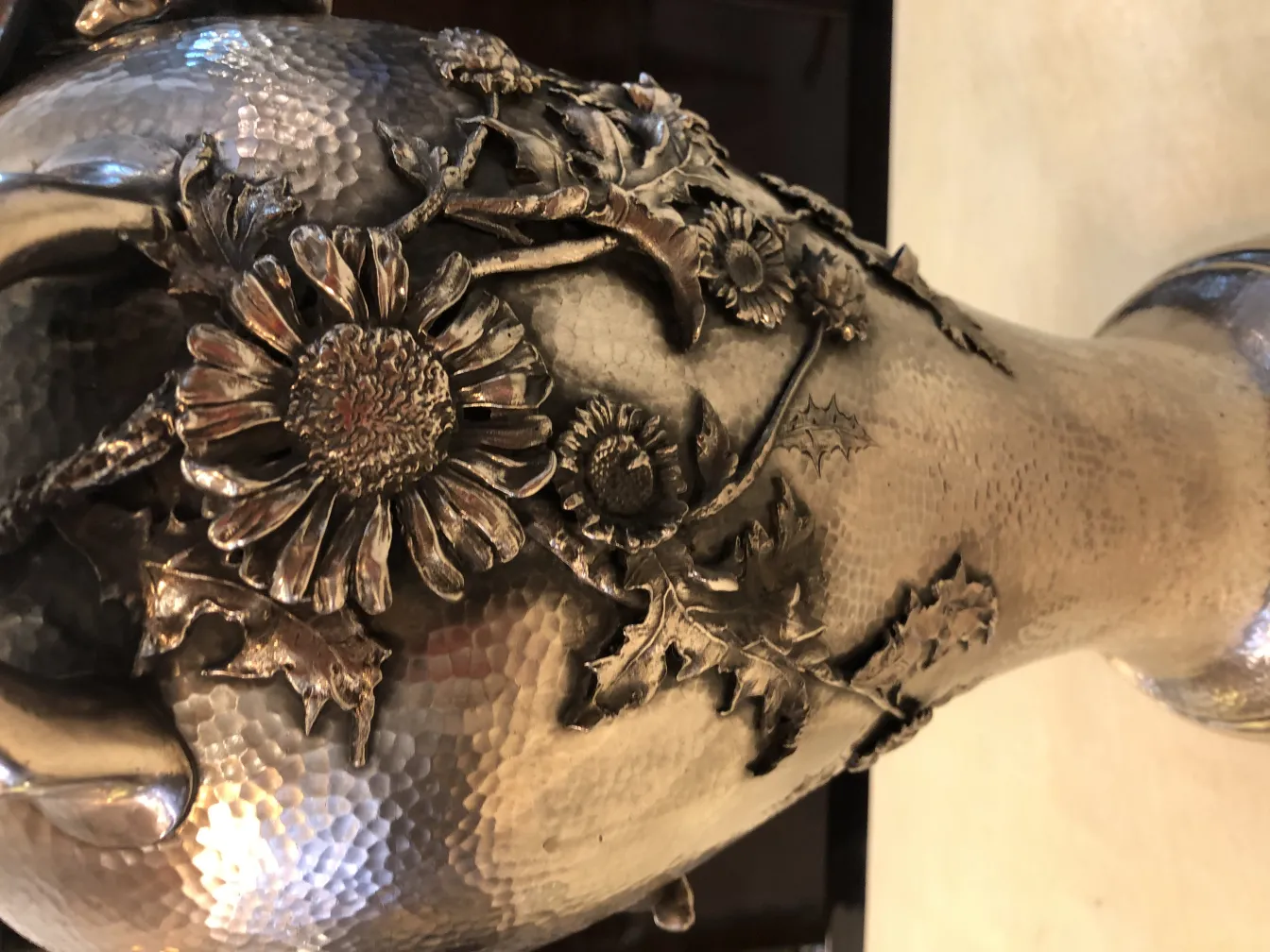 2 vases anciens avec des détails floraux en relief, décoratifs