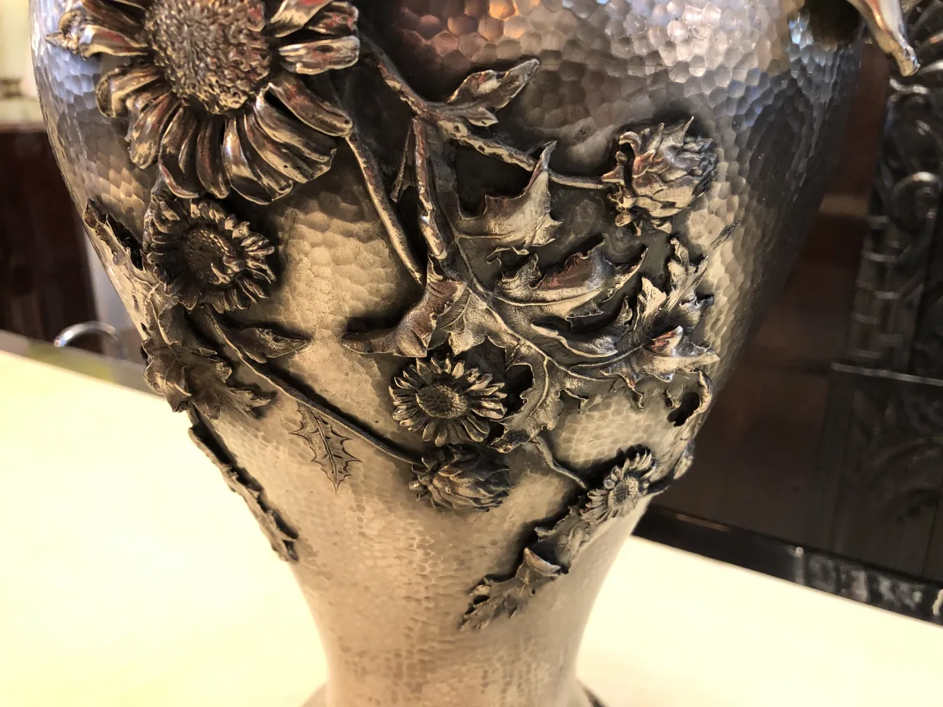 2 个带花卉浮雕细节的古董花瓶，艺术新风格