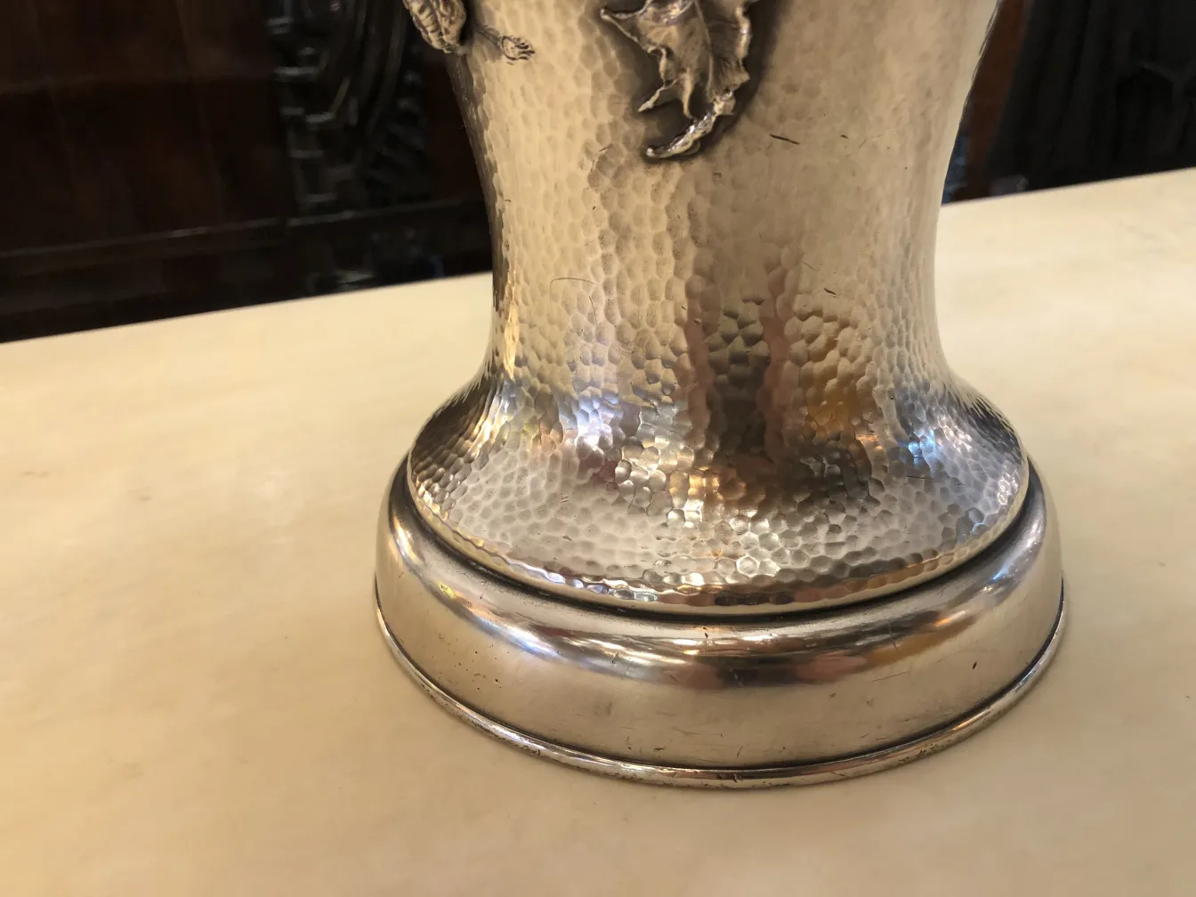 Vasos antigos art nouveau com design elegante em ambiente clássico.