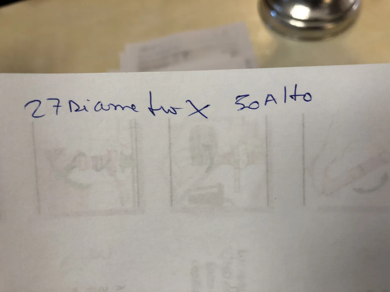 エレガントなデザインの古い花瓶2個がテーブルに置かれています