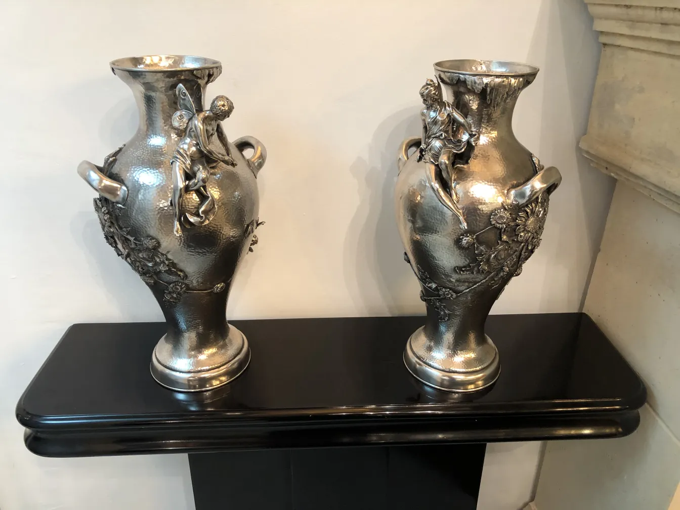 Juego de 2 floreros antiguos decorados con figuras