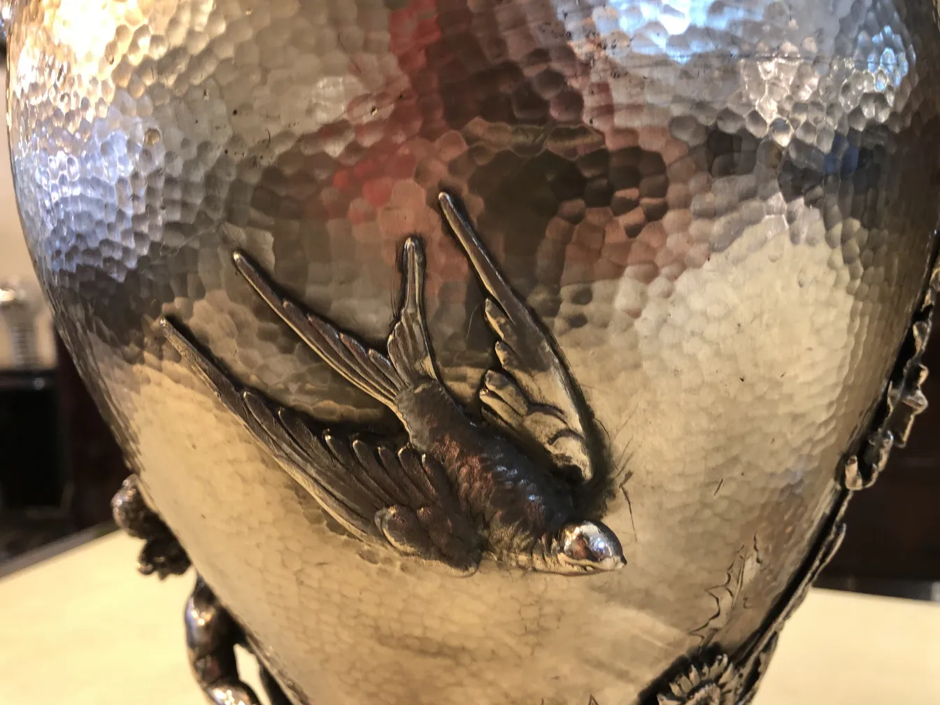 2 antike Vase mit einem dekorativen Vogel und Art Nouveau-Details, in einer eleganten Atmosphäre.