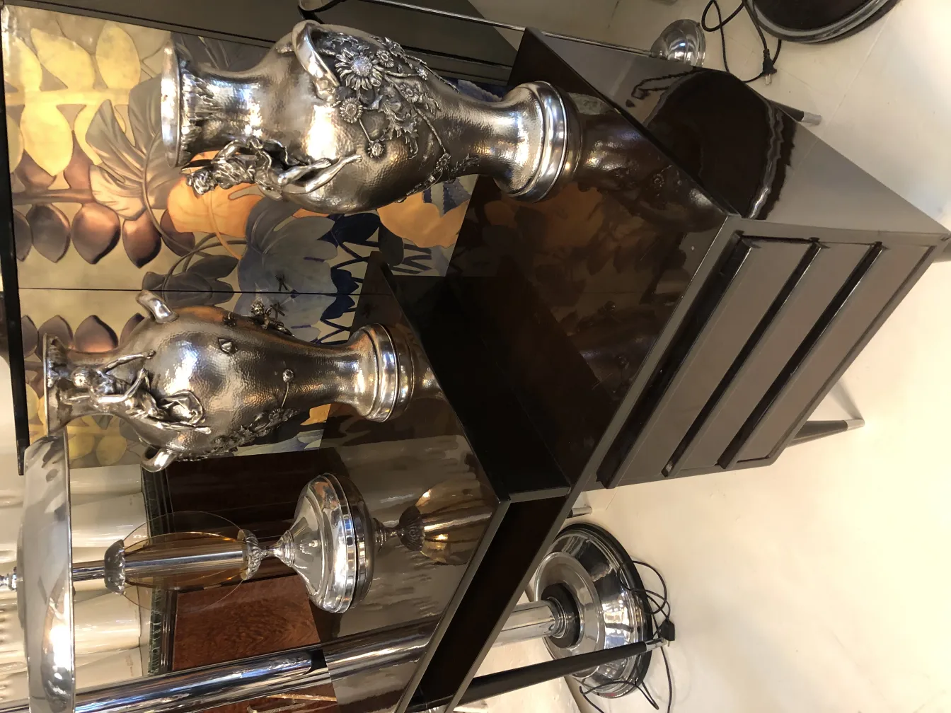 اثنان من المزهريات القديمة بتصميم آرت نوفو مع تفاصيل زخرفية في بيئة أنيقة.