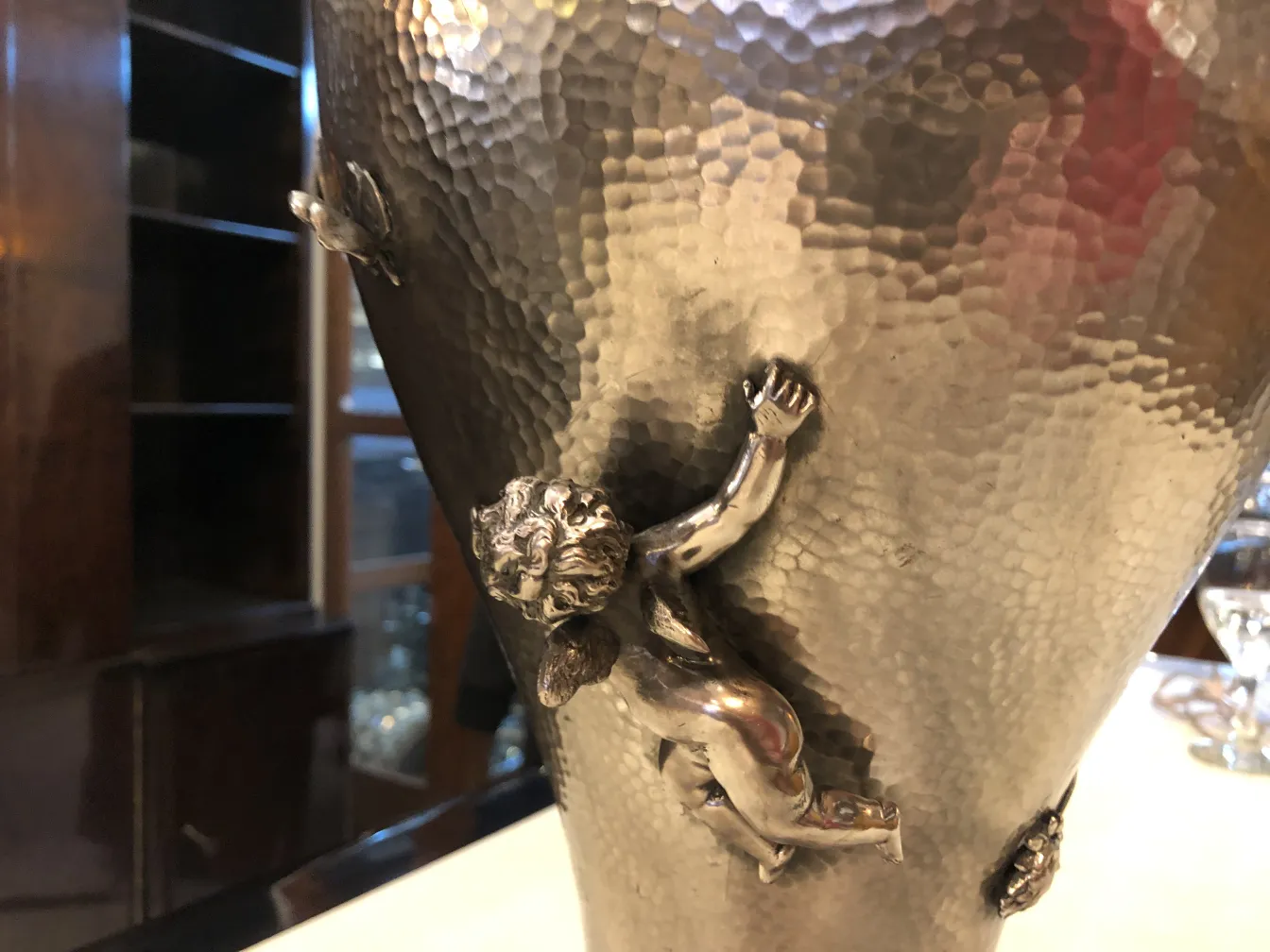 Dois vaso antigo art nouveau com designs detalhados e figuras em relevo. Ambiente elegante.