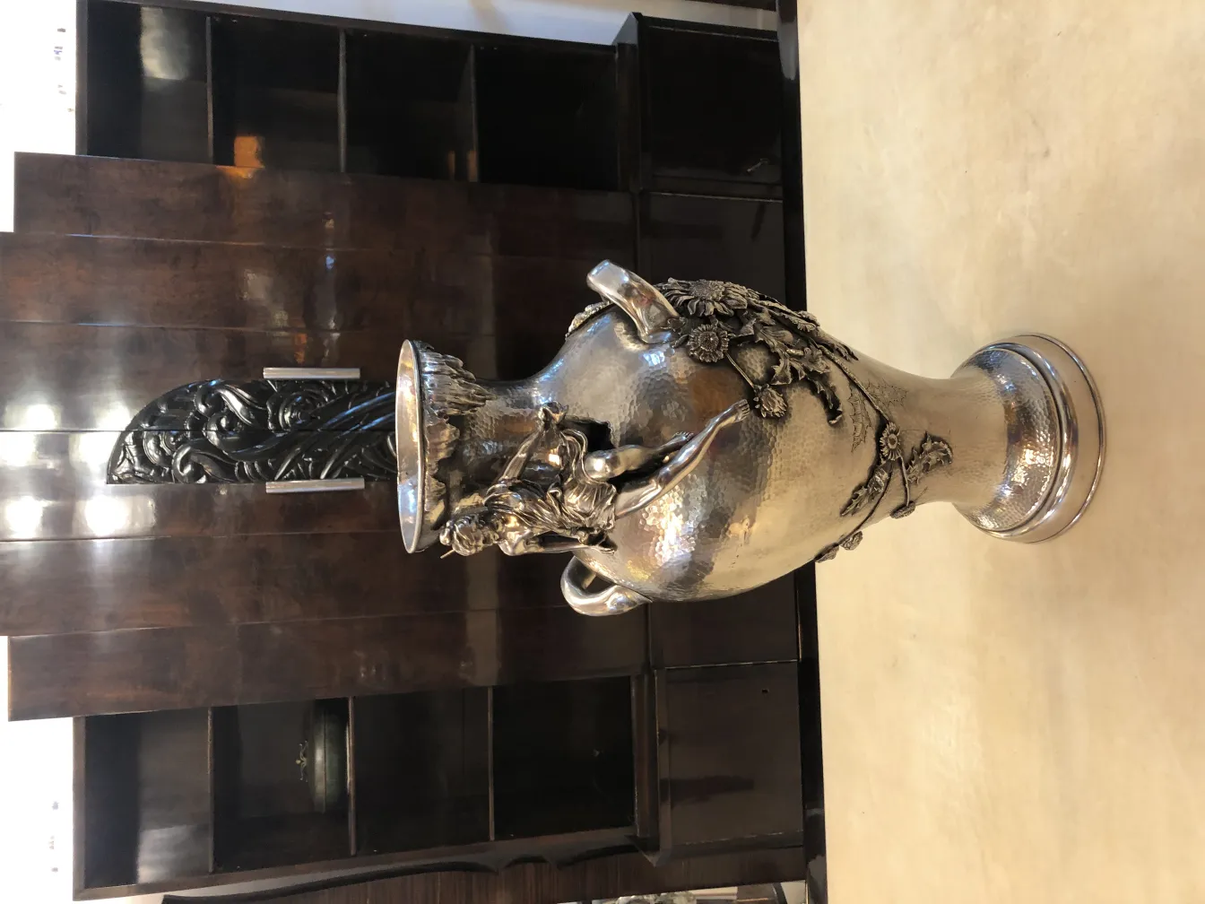 Zwei antike Blumenvasen mit floralen Details, eleganter Hintergrund.