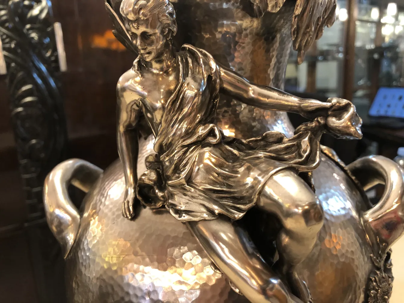 مزهرية قديمة على الطراز الفني مع تمثال مزخرف، أجواء أنيقة