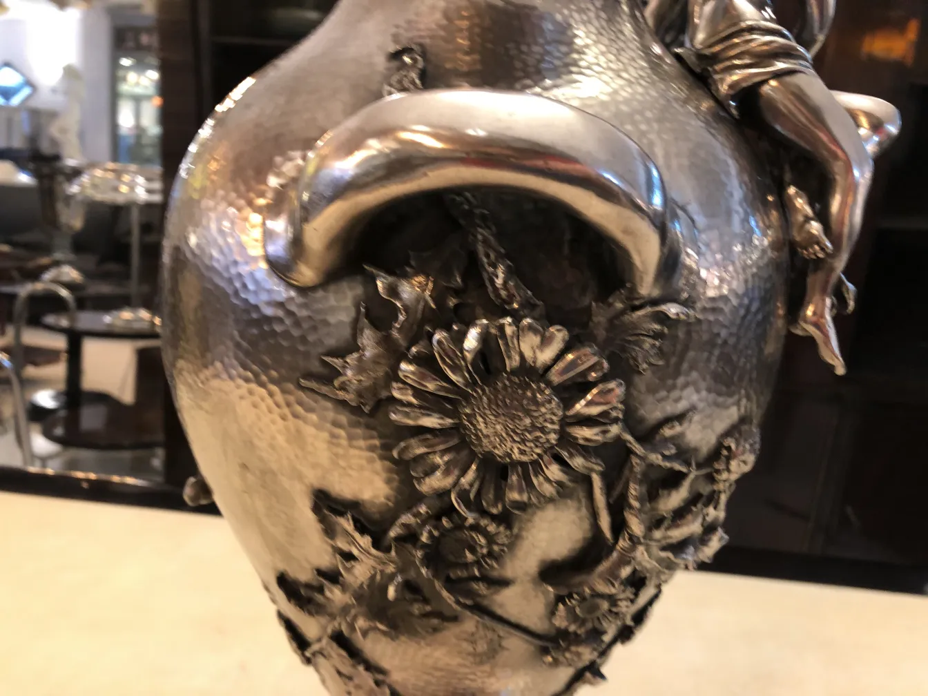 Dois antigos vasos Art Nouveau com detalhes intrincados