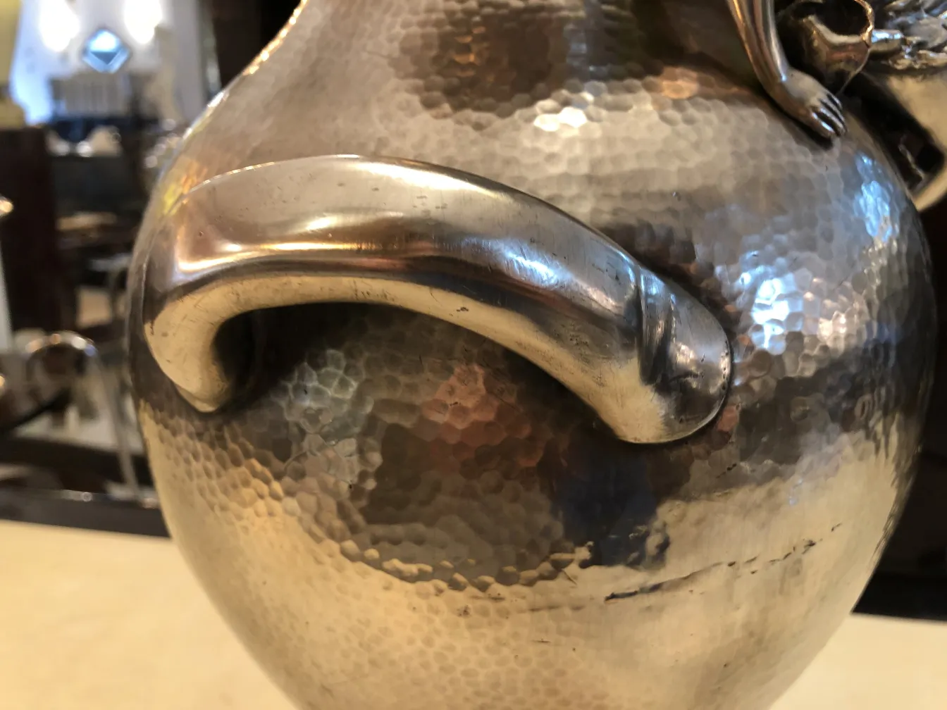 dois vasos antigos em estilo Art Nouveau com design intricado, fundo neutro