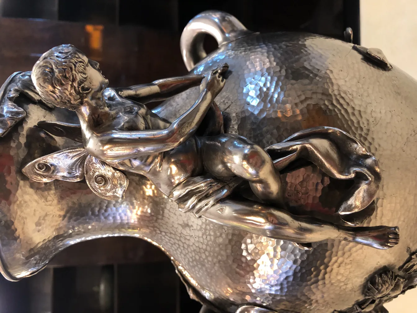 Image de 2 vases anciens avec un design artistique très détaillé