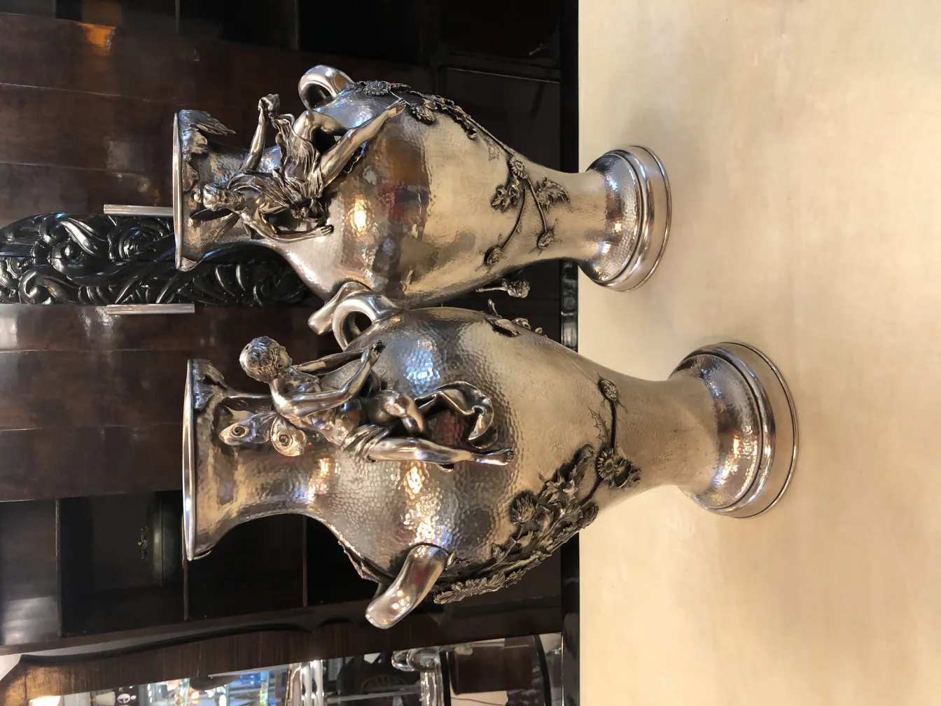 2 vasi antichi art nouveau con dettagli decorativi