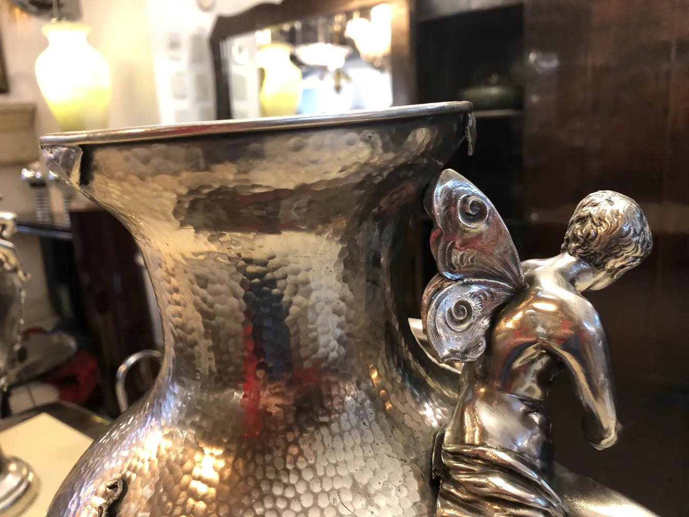 Detalles de dos floreros antiguos con un diseño decorativo Art Nouveau, presentados en un entorno elegante.