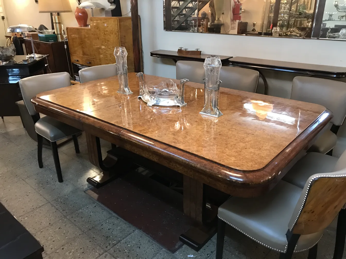 due vasi antichi decorativi su un tavolo