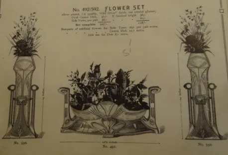 Set aus 2 antiken Blumenvasen mit Dekoration.