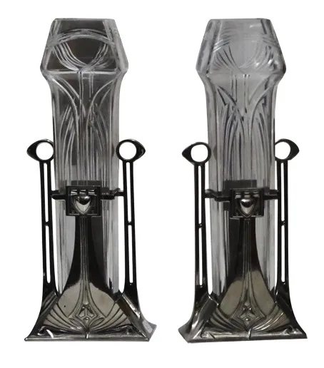 زهرتين عتيقتين بأسلوب فن جديد، تصميم أنيق مع تفاصيل فنية.