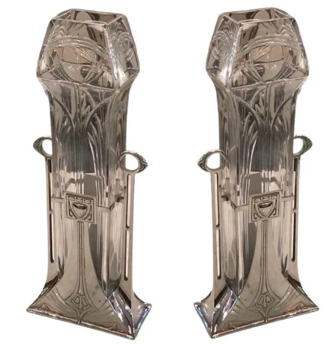 Set aus 2 antiken Blumenvasen im Art Nouveau Stil, dekorativ und eindrucksvoll.