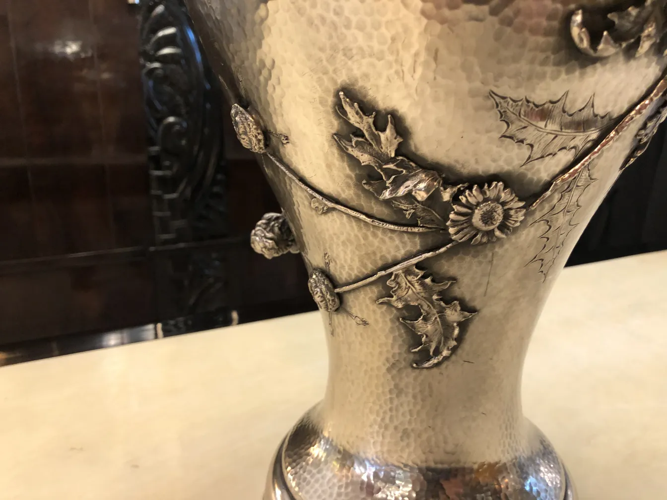 Zwei antike Blumenvasen mit Reliefdetails, dekorativ.