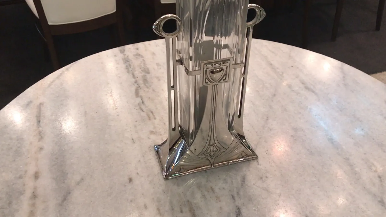 Zwei antique Vasen im Jugendstil auf einem Marmortisch.