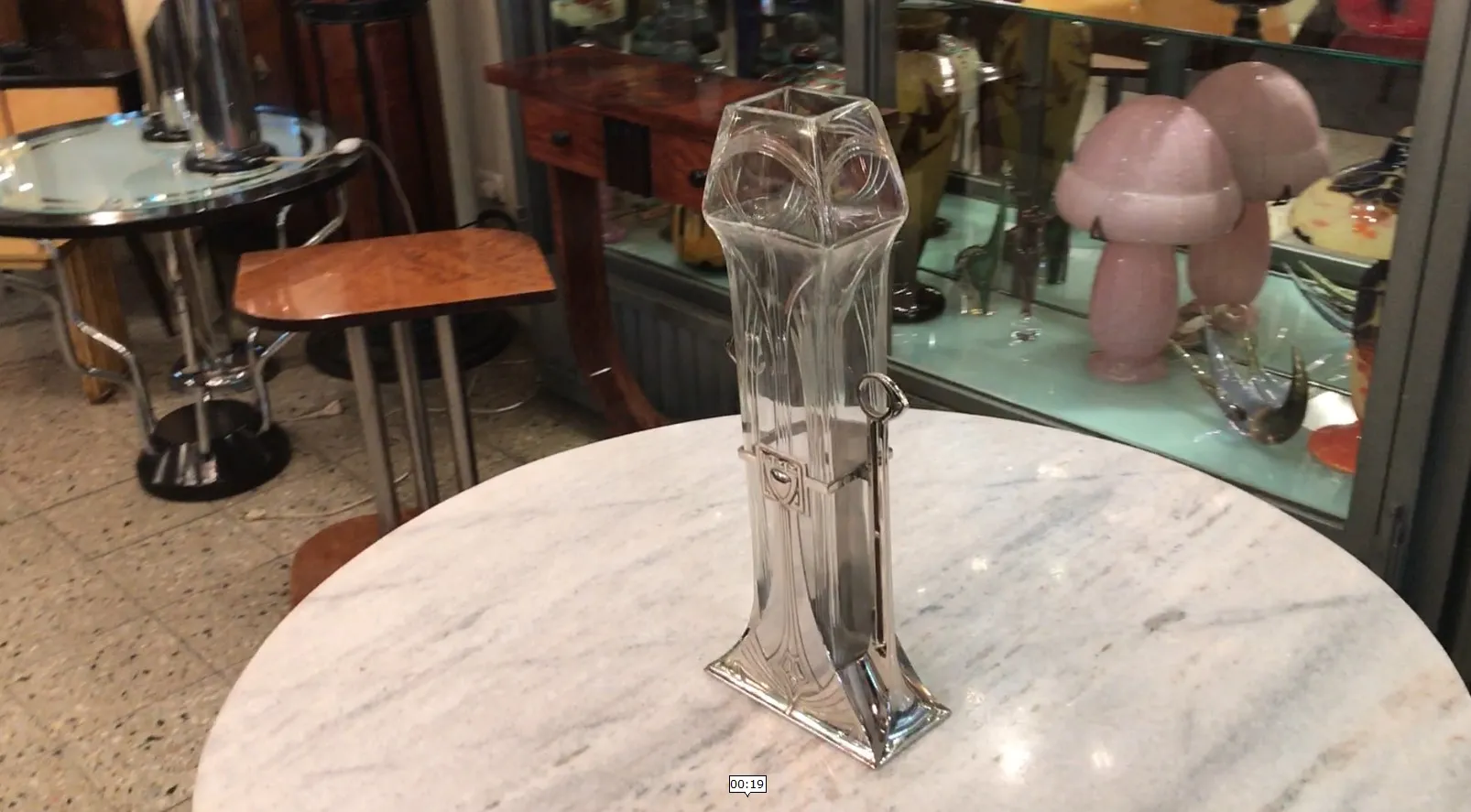 Due vasi antichi eleganti in stile art nouveau