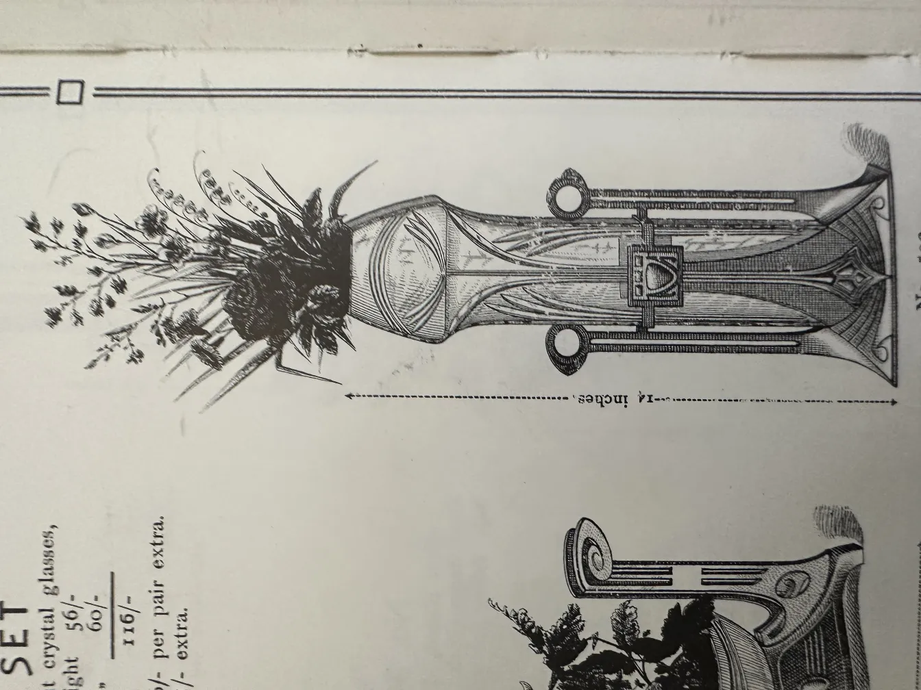 Dos floreros antiquísimos con diseño art nouveau, decorados con flores variadas y un entorno natural.